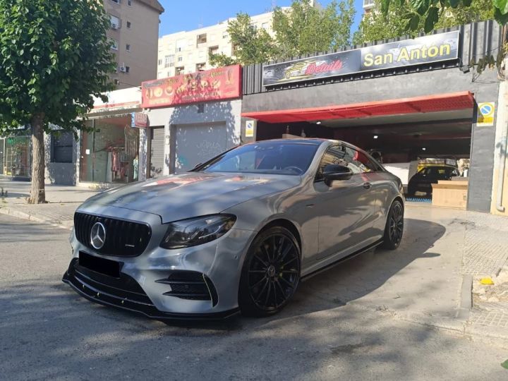 Coche deportivo Mercedes frente al Lavadero San Antón Details en Murcia, especializado en limpieza profesional de vehículos.